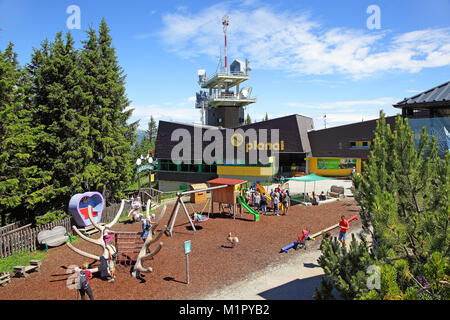 Pistes de Vélo de montagne se prépare pour le départ. Planai, Schladming, Styrie, Autriche, Europe, Downhill-Mountainbiker bereitet sich auf die Abfahrt Banque D'Images