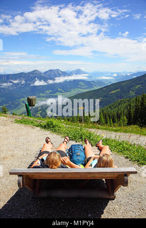 Le bain de soleil sur une terrasse en bois, station de montagne de la Planai, schladming-rohrmoos, Schladminger Tauern, Styrie, Autriche, Europe, Sonnanbaden auf einer Banque D'Images