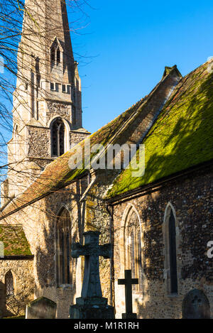 Saint Mary's Houghton avec Wyton église avec son toit couvert de mousse verte sur la rue Mill, Houghton, Cambridgeshire, Angleterre, Royaume-Uni. Banque D'Images