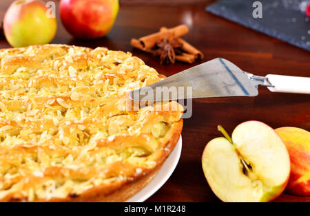 Tarte aux pommes ou gâteau aux fruits frais sur une table en bois. Tarte aux pommes et pommes fraîches, cannelle et anis étoilé. Arrière-plan de gâteau. Banque D'Images