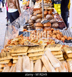 Pain de boulangerie ou de blocage du marché. Des produits de pâtisserie frais sur un marché de rue. Banque D'Images