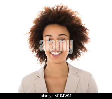 Portrait Of A Smiling Female College Student Standing Against White Background Banque D'Images