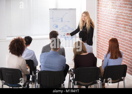 Young Businesswoman Giving presentation de son collègue de bureau Banque D'Images