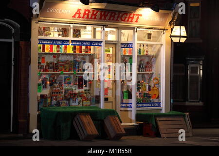 Beautique Salon de Coiffure à Doncaster, après être passée dans le célèbre "Arkwright' store à partir de la série télévisée populaire encore ouvert toutes les heures Banque D'Images