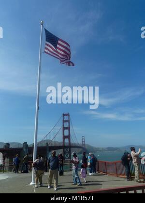 San Francisco, USA - 19 septembre 2016 : Le drapeau national américain avec le Golden Gate Bridge en arrière-plan Banque D'Images