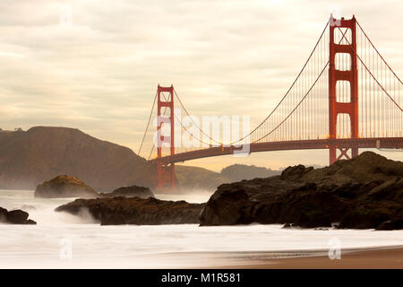 Golden Gate Bridge à partir de Baker Beach, San Francisco, California, USA Banque D'Images