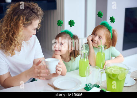 Mère parler par leurs enfants à table Banque D'Images