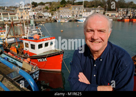 Cuisinier/restaurateur Rick Stein à Padstow, Cornwall Harbour et à l'extérieur de son restaurant de fruits de mer. Banque D'Images