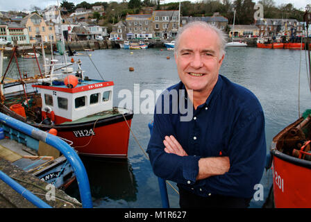 Cuisinier/restaurateur Rick Stein à Padstow, Cornwall Harbour et à l'extérieur de son restaurant de fruits de mer. Banque D'Images