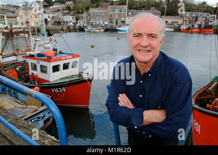 Cuisinier/restaurateur Rick Stein à Padstow, Cornwall Harbour et à l'extérieur de son restaurant de fruits de mer. Banque D'Images