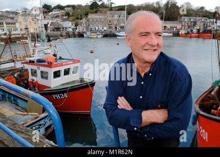 Cuisinier/restaurateur Rick Stein à Padstow, Cornwall Harbour et à l'extérieur de son restaurant de fruits de mer. Banque D'Images