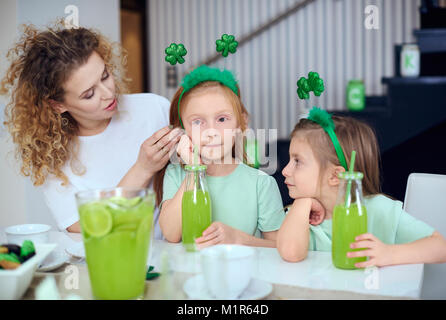 Mère avec enfants passer du temps à cuisine Banque D'Images