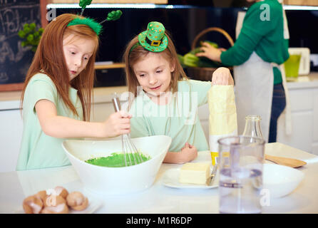 Frères et sœurs de mélanger le fondant vert cerise Banque D'Images