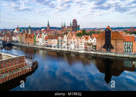 Vieille ville de Gdansk en Pologne avec la grue du port médiéval plus ancien (Zuraw) en Europe, l'église St Mary, l'hôtel de ville et tour de la rivière Motlawa. Vue aérienne. Banque D'Images