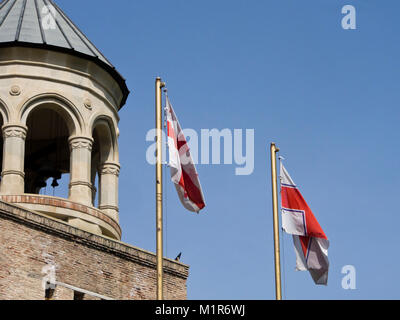 La cathédrale de Svetitskhoveli ou cathédrale de la pilier vivant dans la ville de Mtskheta (Géorgie), un site du patrimoine mondial de l'église géorgienne, et d'un drapeau Banque D'Images