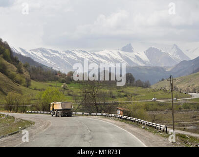 La route militaire géorgienne, au printemps, le long de la rivière Aragvi en Géorgie près de la haute montagnes du Caucase, à l'égard de la Russie Banque D'Images