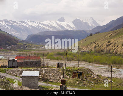 La route militaire géorgienne, au printemps, le long de la rivière Aragvi en Géorgie près de la haute montagnes du Caucase, à l'égard de la Russie Banque D'Images