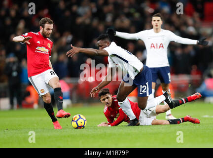 Londres, Royaume-Uni. Jan 31, 2018. Alexis Sanchez (2L) de Manchester United rivalise avec Victor Wanyama de Tottenham Hotspur lors de l'English Premier League match de football entre Tottenham Hotspur et Manchester United au stade de Wembley à Londres, Angleterre le 31 janvier 2018. Hotspur a gagné 2-0. Credit : Han Yan/Xinhua/Alamy Live News Banque D'Images