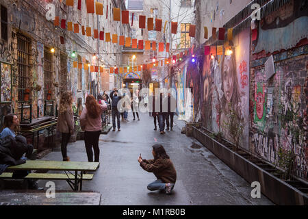 Les touristes de prendre des photos du cours Hackesche Höfe à Rosenthaler Street à Berlin, Allemagne, 31 janvier 2018. Photo : Soeren Stache/dpa-Zentralbild/ZB Banque D'Images