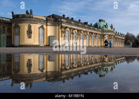 Potsdam, Allemagne. 1er février, 2018. Sanssouci Palace se reflète dans une flaque à Potsdam, Allemagne, 1 février 2018. Credit : Ralf Hirschberger/dpa-Zentralbild/dpa/Alamy Live News Banque D'Images