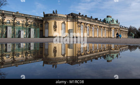 Potsdam, Allemagne. 1er février, 2018. Sanssouci Palace se reflète dans une flaque à Potsdam, Allemagne, 1 février 2018. Credit : Ralf Hirschberger/dpa-Zentralbild/dpa/Alamy Live News Banque D'Images