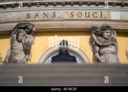 Potsdam, Allemagne. 1er février, 2018. Un visiteur en admirant le portail de Sanssouci Palace à Potsdam, Allemagne, 1 février 2018. Credit : Ralf Hirschberger/dpa-Zentralbild/dpa/Alamy Live News Banque D'Images