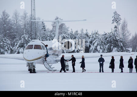 Oslo, Norvège. 01 Février, 2018. Leurs Altesses Royales le duc et la duchesse de Cambridge, arriver à l'aéroport Gardermoen d'Oslo s'est félicité par le Prince Haakon et la princesse héritière Mette-Marit de Norvège pour leur tour de Norvège 01st-02nd Février. Credit : Gunvor Eline E. Jakobsen/Alamy Live News Banque D'Images