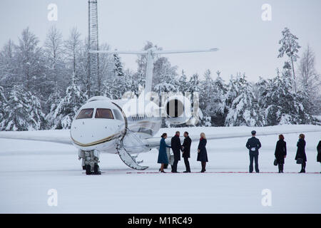 Oslo, Norvège. 01 Février, 2018. Leurs Altesses Royales le duc et la duchesse de Cambridge, arriver à l'aéroport Gardermoen d'Oslo s'est félicité par le Prince Haakon et la princesse héritière Mette-Marit de Norvège pour leur tour de Norvège 01st-02nd Février. Credit : Gunvor Eline E. Jakobsen/Alamy Live News Banque D'Images