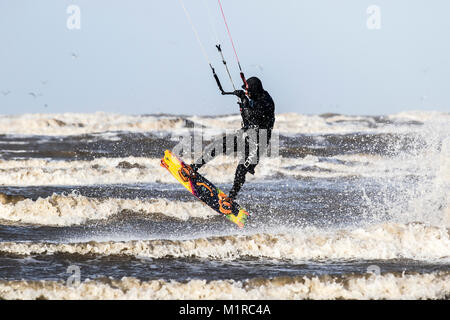 Southport, Merseyside. 1er février, 2018. Météo britannique. Kite surfer saute et prend à l'air comme des vents forts batter la côte avec la marée haute pour le début d'un nouveau mois d'hiver. Les températures sont appelées à baisser comme retour de vents du nord. /AlamyLiveNews MediaWorldImages crédit ; Banque D'Images