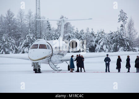 Oslo, Norvège. 01 Février, 2018. Leurs Altesses Royales le duc et la duchesse de Cambridge, arriver à l'aéroport Gardermoen d'Oslo s'est félicité par le Prince Haakon et la princesse héritière Mette-Marit de Norvège pour leur tour de Norvège 01st-02nd Février. Credit : Gunvor Eline E. Jakobsen/Alamy Live News Banque D'Images