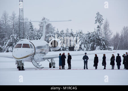 Oslo, Norvège. 01 Février, 2018. Leurs Altesses Royales le duc et la duchesse de Cambridge, arriver à l'aéroport Gardermoen d'Oslo s'est félicité par le Prince Haakon et la princesse héritière Mette-Marit de Norvège pour leur tour de Norvège 01st-02nd Février. Credit : Gunvor Eline E. Jakobsen/Alamy Live News Banque D'Images