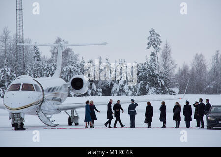 Oslo, Norvège. 01 Février, 2018. Leurs Altesses Royales le duc et la duchesse de Cambridge, arriver à l'aéroport Gardermoen d'Oslo s'est félicité par le Prince Haakon et la princesse héritière Mette-Marit de Norvège pour leur tour de Norvège 01st-02nd Février. Credit : Gunvor Eline E. Jakobsen/Alamy Live News Banque D'Images