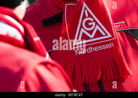 Baunatal, Allemagne. 1er février, 2018. Les employés de Volkswagen pendant une grève d'avertissement à l'usine Volkswagen de Kassel, Allemagne, 1 février 2018. Les grèves d'avertissement ont lieu dans six usines de l'Allemagne de l'Ouest : Emden, Hanovre, Wolfsburg, Salzgitter, Braunschweig et Kassel. Credit : Swen Pförtner/dpa/Alamy Live News Banque D'Images