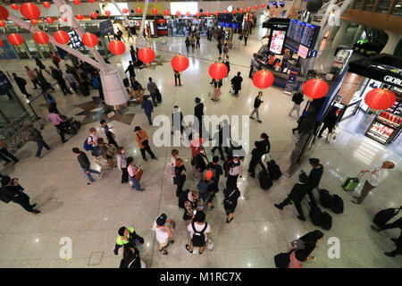 Kuala Lumpur, Malaisie. 1er février 2018. Lanternes chinoises à l'intérieur de l'aérogare de l'aéroport international de Kuala Lumpur pour célébrer l'Année lunaire chinoise du chien Crédit : amer ghazzal/Alamy Live News Banque D'Images