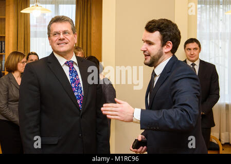 Riga, Lettonie, 1er février, 2018. Maros Sefcovic (de gauche), au cours de réunion : Premier ministre de la Lettonie Maris Kucinskis rencontrez avec Maroš Šefčovič, Vice-président de la Commission européenne pour l'énergie Union européenne. Banque D'Images