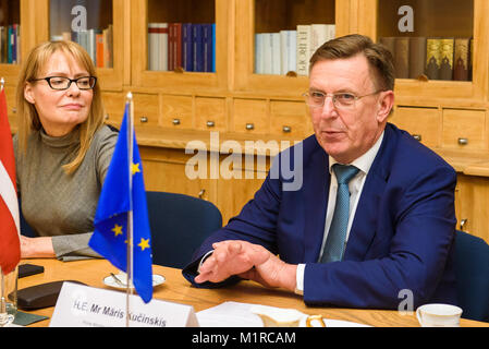 Riga, Lettonie, 1er février, 2018. Maris, Kucinskis au cours de réunion : Premier ministre de la Lettonie Maris Kucinskis rencontrez avec Maroš Šefčovič, Vice-président de la Commission européenne pour l'énergie Union européenne. Banque D'Images