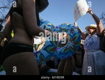 Kiev, Kiev, Ukraine. 1 février 2018Les partisans de Mikhaïl Saakashvilli protestsnear le bâtiment de l'Administration présidentielle extrêmement coûteux pour les vacances du président ukrainien, Kiev, Ukraine, le 1er février 2018. Le président Petro Poroshenko avec ses amis et sa famille a un secret sept jours de vacances sur une île privée aux Maldives pour environ 500 000 $, d'enquête de l'Ukraine TV show rapportés. Credit : ZUMA Press, Inc./Alamy Live News Banque D'Images