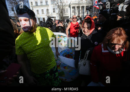 Kiev, Kiev, Ukraine. 1 février 2018Les partisans de Mikhaïl Saakashvilli protestsnear le bâtiment de l'Administration présidentielle extrêmement coûteux pour les vacances du président ukrainien, Kiev, Ukraine, le 1er février 2018. Le président Petro Poroshenko avec ses amis et sa famille a un secret sept jours de vacances sur une île privée aux Maldives pour environ 500 000 $, d'enquête de l'Ukraine TV show rapportés. Credit : ZUMA Press, Inc./Alamy Live News Banque D'Images