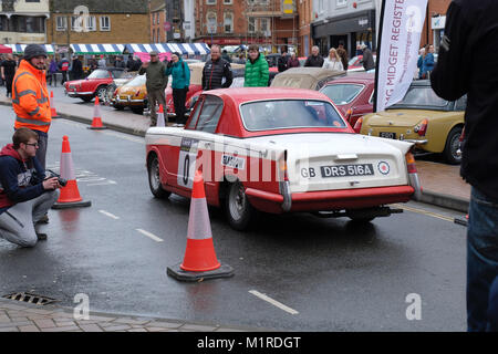 Banbury, UK, 06th Février, 2018. Douglas et June Anderson ouvre dans 0 voiture, un Coupé 1961 Triumph Herald que la ville célèbre le retour du rallye de Monte Carlo pour la première fois depuis 1962. Banbury, UK. Crédit : Martin Kelly/Alamy Live News. Banque D'Images