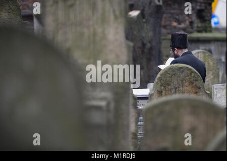 Cracovie, Pologne. 1er février, 2018. Un homme juif prie à côté d'un tombeau dans le cimetière juif de Cracovie. Credit : Omar Marques/SOPA/ZUMA/Alamy Fil Live News Banque D'Images