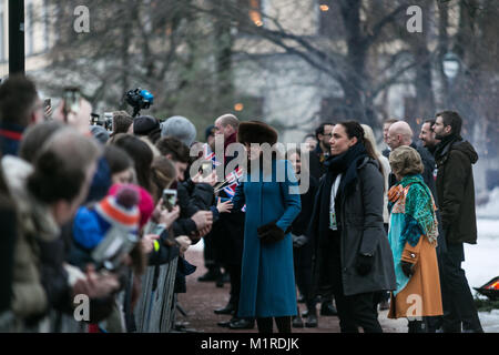 Oslo, Norvège. 01 Février, 2018. Leurs Altesses Royales le duc et la duchesse de Cambridge visiter la princesse Ingrid Alexandra Parc de sculptures dans les jardins du palais à Oslo, Norvège, accompagné de Sa Majesté la reine Sonja de Norvège et SAR la Princesse Ingrid Alexandra, dans le cadre de leur tour de Norvège 01st-02nd Février. Credit : Gunvor Eline E. Jakobsen/Alamy Live News Banque D'Images