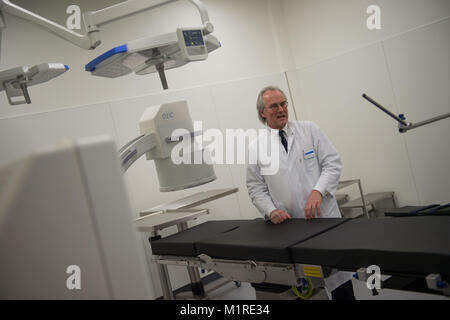 Hans-Henning Eckstein, directeur de la clinique de chirurgie vasculaire, montre un appareil de radiographie dans une nouvelle salle d'opération au cours de la première conférence de presse à la clinique à droite de l'Isar à Munich, 1 février 2018. Les neurochirurgiens, chirurgiens vasculaires, urologues et allons avoir huit nouvelles salles chirurgicales pour travailler. Photo : Lino Mirgeler/dpa Banque D'Images