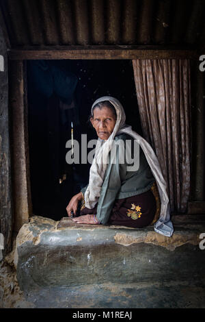 30 septembre 2017 - Cox's Bazar, Bangladesh - les Rohingyas une dame dans le camp de Kutupalong.Plus de 600 000 réfugiés Rohingyas ont fui l'État de Rakhine au Myanmar depuis août 2017, comme la plupart d'entre eux continuer à essayer de traverser la frontière pour atteindre le Bangladesh tous les jours. Crédit : John Owens/SOPA/ZUMA/Alamy Fil Live News Banque D'Images