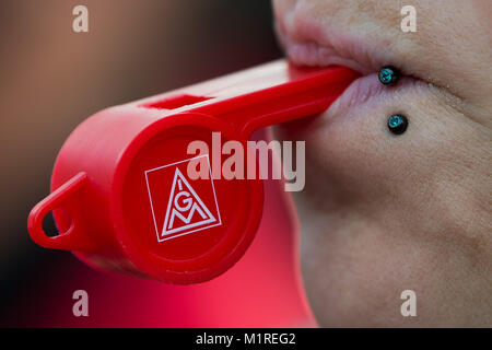 Les employés de Volkswagen pendant une grève d'avertissement à l'usine Volkswagen de Kassel, Allemagne, 1 février 2018. Les grèves d'avertissement ont lieu dans six usines de l'Allemagne de l'Ouest : Emden, Hanovre, Wolfsburg, Salzgitter, Braunschweig et Kassel. Photo : Swen Pförtner/dpa Banque D'Images