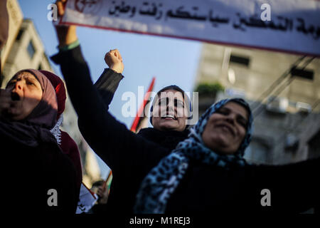 La ville de Gaza, la bande de Gaza. 06Th Feb 2018. Les partisans du Front populaire de libération de la Palestine (FPLP) protester à l'appui des efforts de réconciliation nationale entre le Fatah, parti politique national et rivaux islamistes du Hamas, ainsi que d'exiger de meilleures conditions de vie, à Jabalia, au nord de la ville de Gaza, bande de Gaza, 01 février 2018. Credit : Mohammed Talatene/dpa/Alamy Live News Banque D'Images