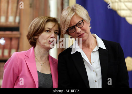 Ministri della difesa e francese Italiano Florence Parly e Roberta Pinotti, français et italien de la Défense Roma 01/02/2018. Incontro di lavoro sul Progetto di cooperazione nel settore industriale navale militare (groupe naval Fincantieri). Le1er février 2018 Rome. Réunion sur le projet de coopération entre l'Italie et la France dans le secteur naval militaire- (groupe naval Fincantieri et). Foto Samantha Insidefoto Zucchi Banque D'Images