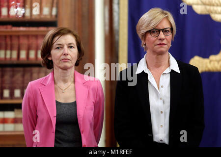 Ministri della difesa e francese Italiano Florence Parly e Roberta Pinotti, français et italien de la Défense Roma 01/02/2018. Incontro di lavoro sul Progetto di cooperazione nel settore industriale navale militare (groupe naval Fincantieri). Le1er février 2018 Rome. Réunion sur le projet de coopération entre l'Italie et la France dans le secteur naval militaire- (groupe naval Fincantieri et). Foto Samantha Insidefoto Zucchi Banque D'Images