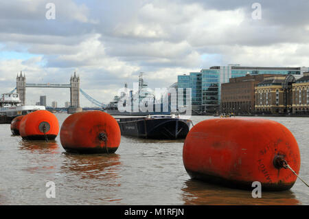 Londres, Royaume-Uni. 1er février 2018. Météo britannique. Une froide et ciel nuageux sur la Tamise dans le centre de Londres avec le HMS Belfast, l'hôtel de ville et le Tower Bridge en vue. De grandes ailes orange pour les bateaux et les navires flottant sur la Tamise dans le centre de la capitale en face de certaines capitales de l'emblématique de visites et attractions touristiques. Crédit : Steve Hawkins Photography/Alamy Live News Banque D'Images