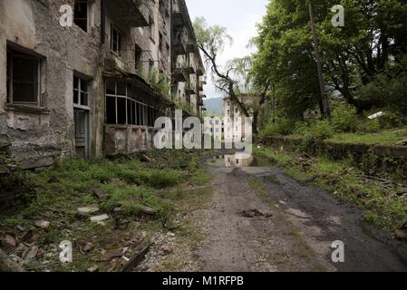 Tkwarcheli, Abkhazie, Géorgie. 19 juillet, 2017. Maison en ruine dans la ville minière de charbon soviétique abandonnée de Tkwarcheli.l'Abkhazie est un état reconnu partiellement situé dans le nord-ouest de la Géorgie. Retour à l'ère soviétique, il s'agissait d'une région dynamique cependant après l'effondrement de l'Union soviétique au début des années 90, l'économie est tombé à genoux. En 2008 la Russie a envoyé son armée pour soutenir l'accession à l'indépendance de séparatistes de Géorgie. Credit : Mauricewolf/SOPA/ZUMA/Alamy Fil Live News Banque D'Images