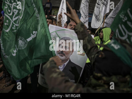 La ville de Gaza, la bande de Gaza. 06Th Feb 2018. Maintenez les protestataires de drapeaux et d'un poster de Président du bureau politique du mouvement islamiste palestinien Hamas, Ismail Haniyeh, lors d'une protestation contre la décision des Etats-Unis de sa désignation comme un terroriste, dans la ville de Gaza, bande de Gaza, 01 février 2018. Credit : Wissam Nassar/dpa/Alamy Live News Banque D'Images